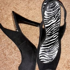 FIONI PEEP TOE Pumps..size 9.5..black